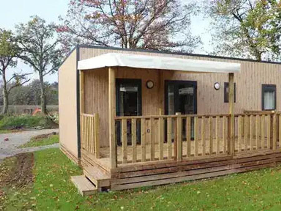 Camping Pas Cher vous présente avec son site Officiel campingpascher.fr, le Camping VVF De Pontivy classé 3 étoiles, situé sur la commune de Pontivy dans le département Morbihan (Bretagne) en France. Le camping VVF De Pontivy, vous présente un hébergement de type mobil-home de 34 m². Le camping VVF De Pontivy vous propose du dimanche 21 juin au dimanche 28 juin 2026 pour 7 nuits à 532€. Cette location propose 76 dates différentes pour réserver votre séjour. Découvrez également les 4 autres gammes d'hébergements du camping. Rivière, Piscine extérieure, Animations familiales, Aire de jeux enfants, Baby-foot, Canoë-kayak, Cyclisme, Ping-pong, Pétanque, Randonnée, Boulangerie, Dépôt de pain, Restaurant, Snack/Bar, Supermarché, Épicerie,... En savoir plus : cliquez-ICI.