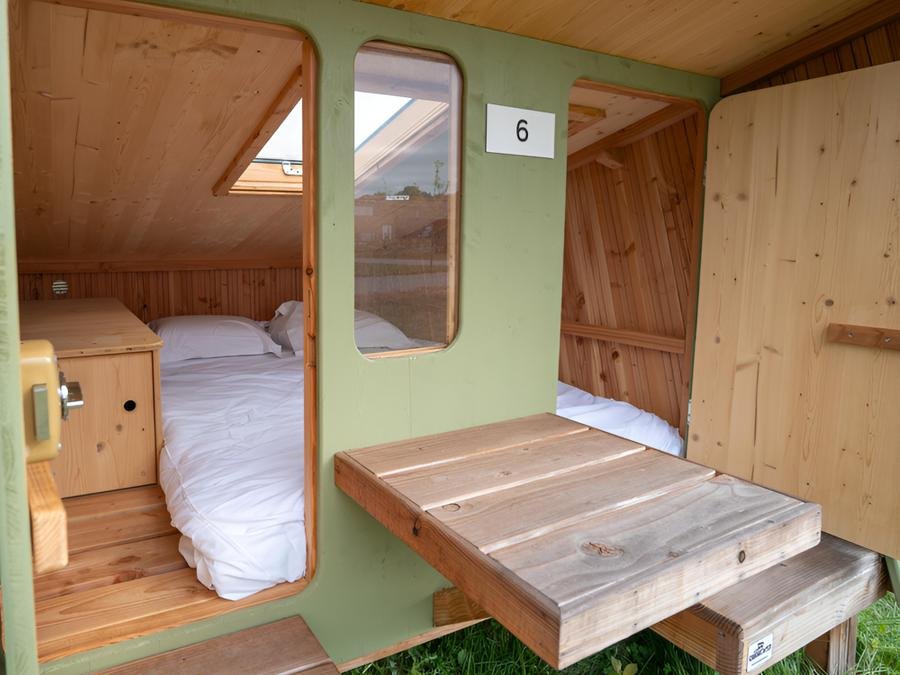 Camping Pas Cher vous présente avec son site Officiel campingpascher.fr, le Camping VVF De Pontivy classé 3 étoiles, situé sur la commune de Pontivy dans le département Morbihan (Bretagne) en France. Le camping VVF De Pontivy, vous présente un hébergement de type hébergement insolite. Le camping VVF De Pontivy vous propose du sam. 04 juillet au sam. 11 juillet 2026, en promotion à -10% pour 7 nuits à 283,50 € au lieu de 315,0 € soit une Économie de 31,50 €. Cette location propose 100 dates différentes pour réserver votre séjour. Découvrez également les 4 autres gammes d'hébergements du camping. Rivière, Piscine extérieure, Animations familiales, Aire de jeux enfants, Baby-foot, Canoë-kayak, Cyclisme, Ping-pong, Pétanque, Randonnée, Boulangerie, Dépôt de pain, Restaurant, Snack/Bar, Supermarché, Épicerie,... En savoir plus : cliquez-ICI.