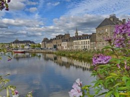 Camping Pas Cher vous présente avec son site Officiel campingpascher.fr, le Camping VVF De Pontivy classé 3 étoiles, situé sur la commune de Pontivy dans le département Morbihan (Bretagne) en France. Le camping VVF De Pontivy, vous présente un hébergement de type mobil-home de 34 m². Le camping VVF De Pontivy vous propose du dimanche 21 juin au dimanche 28 juin 2026 pour 7 nuits à 532€. Cette location propose 76 dates différentes pour réserver votre séjour. Découvrez également les 4 autres gammes d'hébergements du camping. Rivière, Piscine extérieure, Animations familiales, Aire de jeux enfants, Baby-foot, Canoë-kayak, Cyclisme, Ping-pong, Pétanque, Randonnée, Boulangerie, Dépôt de pain, Restaurant, Snack/Bar, Supermarché, Épicerie,... En savoir plus : cliquez-ICI.
