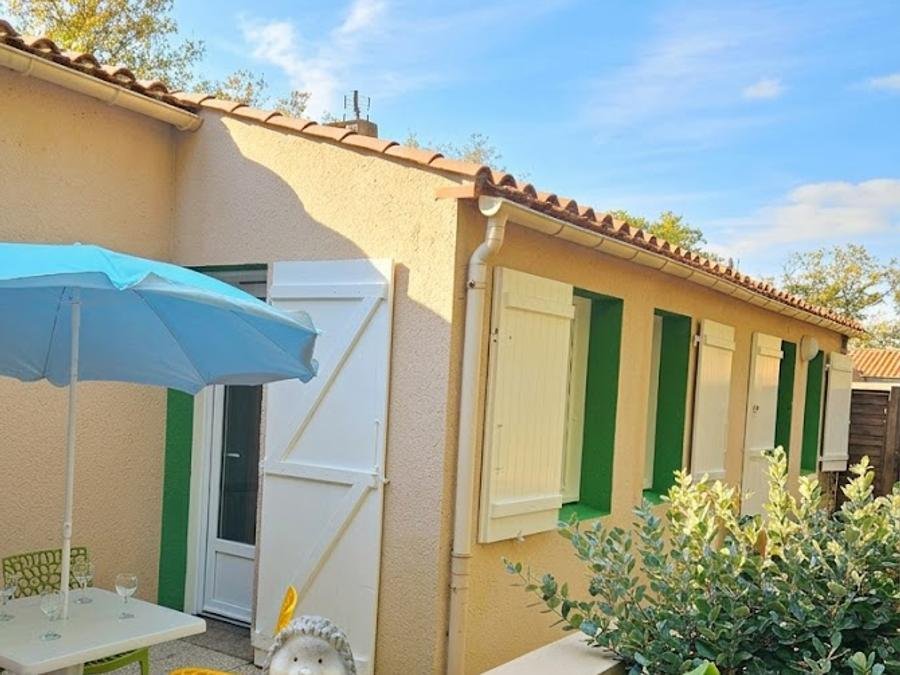 Camping Pas Cher vous présente avec son site Officiel campingpascher.fr, le Village vacances Et Camping Couleurs Vendée, situé sur la commune de Mareuil Sur Lay Dissais dans le département Vendée (Pays De La Loire) en France. Le village vacances Et Camping Couleurs Vendée, vous présente un hébergement de type maison de 44 m² pour 7 personnes. Le village vacances Et Camping Couleurs Vendée vous propose du vendredi 05 juin au vendredi 12 juin 2026 avec un DÉPART DEMAIN pour 7 nuits à 529€. Cette location propose 130 dates différentes pour réserver votre séjour. Découvrez également les 4 autres gammes d'hébergements du village vacances. Piscine chauffée, Piscine extérieure, Animation enfants, Aire de jeux enfants, Ping-pong, Pétanque, Structure gonflable enfants, Bar, Dépôt de pain, Restaurant, Snack/Bar,... En savoir plus : cliquez-ICI.