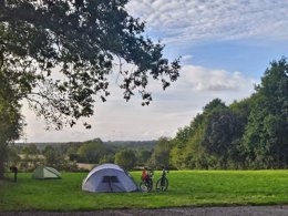 Camping Pas Cher vous présente avec son site Officiel campingpascher.fr, le Village vacances Et Camping Couleurs Vendée, situé sur la commune de Mareuil Sur Lay Dissais dans le département Vendée (Pays De La Loire) en France. Le village vacances Et Camping Couleurs Vendée, vous présente un hébergement de type maison de 32 m² pour 4 personnes. Le village vacances Et Camping Couleurs Vendée vous propose du vendredi 05 juin au vendredi 12 juin 2026 avec un DÉPART DEMAIN pour 7 nuits à 448.5€. Cette location propose 130 dates différentes pour réserver votre séjour. Découvrez également les 4 autres gammes d'hébergements du village vacances. Piscine chauffée, Piscine extérieure, Animation enfants, Aire de jeux enfants, Ping-pong, Pétanque, Structure gonflable enfants, Bar, Dépôt de pain, Restaurant, Snack/Bar,... En savoir plus : cliquez-ICI.