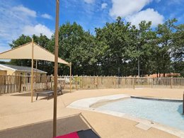 Camping Pas Cher vous présente avec son site Officiel campingpascher.fr, le Village vacances Et Camping Couleurs Vendée, situé sur la commune de Mareuil Sur Lay Dissais dans le département Vendée (Pays De La Loire) en France. Le village vacances Et Camping Couleurs Vendée vous propose un hébergement de type maison de 32 m² pour 4 personnes. L'établissement vous propose 4 autres types d'hébergements. Découvrez tous nos séjours à petits prix dans la commune et aux alentours de Mareuil Sur Lay Dissais du département : Vendée (Pays De La Loire). Piscine chauffée, Piscine extérieure, Animation enfants, Aire de jeux enfants, Ping-pong, Pétanque, Structure gonflable enfants, Bar, Dépôt de pain, Restaurant, Snack/Bar,... En savoir plus : cliquez-ICI.