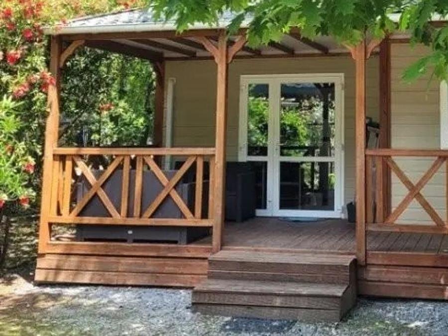 Camping Pas Cher vous présente avec son site Officiel campingpascher.fr, le Camping City Nature classé 3 étoiles, situé sur la commune de Lescar dans le département Pyrénées-atlantiques (Aquitaine) en France. Le camping City Nature vous propose un hébergement de type chalet de 25 m² avec climatisation (télévision). L'établissement vous propose 17 autres types d'hébergements. Découvrez tous nos séjours à petits prix dans la commune et aux alentours de Lescar du département : Pyrénées-atlantiques (Aquitaine). Piscine extérieure, Animations familiales, Aire de jeux enfants, Canoë-kayak, Cyclisme, Pétanque, Terrain multisports, Restaurant,... En savoir plus : cliquez-ICI.