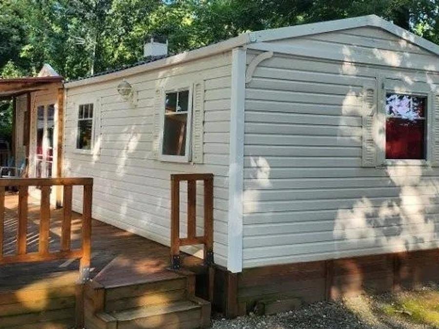 Camping Pas Cher vous présente avec son site Officiel campingpascher.fr, le Camping City Nature classé 3 étoiles, situé sur la commune de Lescar dans le département Pyrénées-atlantiques (Aquitaine) en France. Le camping City Nature vous propose un hébergement de type mobil-home de 25 m². L'établissement vous propose 17 autres types d'hébergements. Découvrez tous nos séjours à petits prix dans la commune et aux alentours de Lescar du département : Pyrénées-atlantiques (Aquitaine). Piscine extérieure, Animations familiales, Aire de jeux enfants, Canoë-kayak, Cyclisme, Pétanque, Terrain multisports, Restaurant,... En savoir plus : cliquez-ICI.
