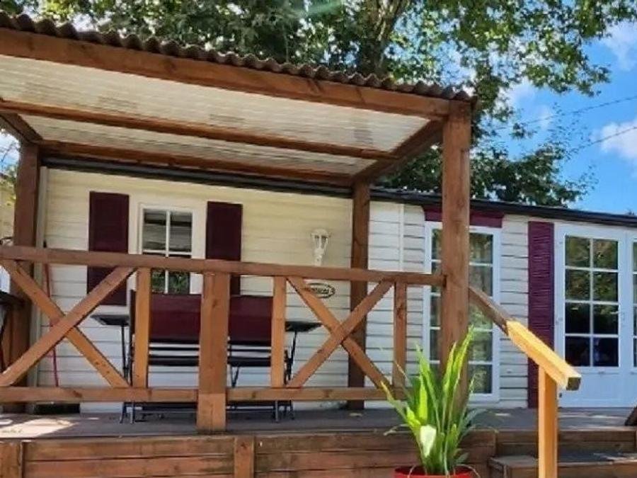 Camping Pas Cher vous présente avec son site Officiel campingpascher.fr, le Camping City Nature classé 3 étoiles, situé sur la commune de Lescar dans le département Pyrénées-atlantiques (Aquitaine) en France. Le camping City Nature vous propose un hébergement de type mobil-home de 28 m² avec climatisation (télévision). L'établissement vous propose 17 autres types d'hébergements. Découvrez tous nos séjours à petits prix dans la commune et aux alentours de Lescar du département : Pyrénées-atlantiques (Aquitaine). Piscine extérieure, Animations familiales, Aire de jeux enfants, Canoë-kayak, Cyclisme, Pétanque, Terrain multisports, Restaurant,... En savoir plus : cliquez-ICI.