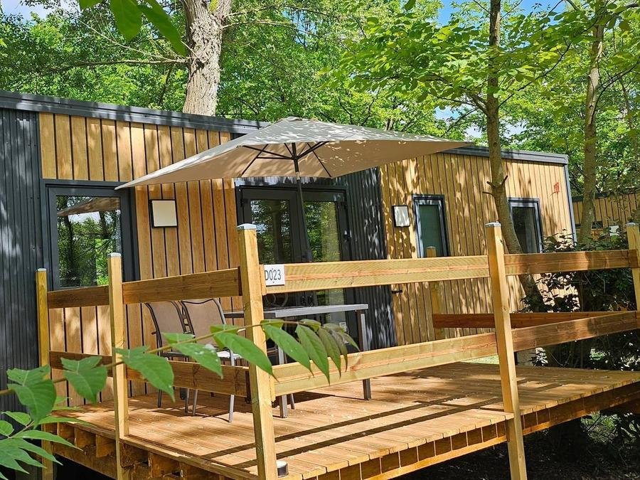 Camping Pas Cher vous présente avec son site Officiel campingpascher.fr, le Camping City Nature classé 3 étoiles, situé sur la commune de Lescar dans le département Pyrénées-atlantiques (Aquitaine) en France. Le camping City Nature vous propose un hébergement de type mobil-home de 40 m². L'établissement vous propose 17 autres types d'hébergements. Découvrez tous nos séjours à petits prix dans la commune et aux alentours de Lescar du département : Pyrénées-atlantiques (Aquitaine). Piscine extérieure, Animations familiales, Aire de jeux enfants, Canoë-kayak, Cyclisme, Pétanque, Terrain multisports, Restaurant,... En savoir plus : cliquez-ICI.