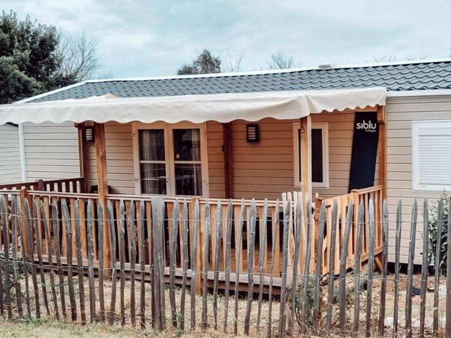 Camping Pas Cher vous présente avec son site Officiel campingpascher.fr, le Camping Tour Opérateur Sur Siblu De La Plage Mimizan Funpass Non Inclus classé 4 étoiles, situé sur la commune de Mimizan dans le département Landes (Aquitaine) en France. Le camping Tour Opérateur Sur Siblu De La Plage Mimizan Funpass Non Inclus vous propose un hébergement de type mobil-home de 40 m² avec climatisation (télévision). L'établissement vous propose 6 autres types d'hébergements. Découvrez tous nos séjours à petits prix dans la commune et aux alentours de Mimizan du département : Landes (Aquitaine). Parc aquatique, Piscine couverte, Piscine extérieure, Animations familiales, Club ados, Club enfants, Aire de jeux enfants, Canoë-kayak, Centre équestre, Cyclisme, Escalade, Ping-pong, Plongée, Pétanque, Salle de fitness, Surf, Terrain de basketball, Terrain multisports, Bar, Dépôt de pain, Plats à emporter, Restaurant, Snack/Bar, Station-service, Supermarché, Épicerie,... En savoir plus : cliquez-ICI.