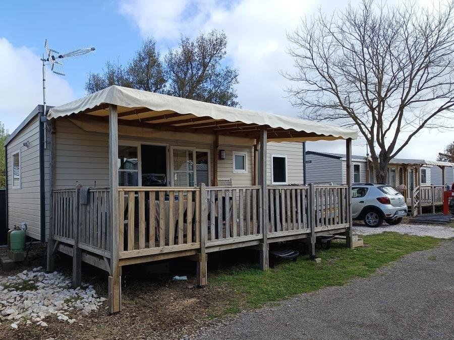 Camping Pas Cher vous présente avec son site Officiel campingpascher.fr, le Camping Tour Opérateur Sur Siblu De La Plage Mimizan classé 4 étoiles, situé sur la commune de Mimizan dans le département Landes (Aquitaine) en France. Le camping Tour Opérateur Sur Siblu De La Plage Mimizan, vous présente un hébergement de type mobil-home de 36 m² avec climatisation et télévision. Le camping Tour Opérateur Sur Siblu De La Plage Mimizan vous propose du lundi 15 juin au lundi 22 juin 2026 avec un DÉPART DEMAIN pour 7 nuits à 560€. Cette location propose 10 dates différentes pour réserver votre séjour. Découvrez également les 2 autres gammes d'hébergements du camping. Parc aquatique, Piscine couverte, Piscine extérieure, Animations familiales, Club ados, Club enfants, Aire de jeux enfants, Canoë-kayak, Centre équestre, Cyclisme, Escalade, Ping-pong, Plongée, Pétanque, Salle de fitness, Surf, Terrain de basketball, Terrain multisports, Bar, Dépôt de pain, Plats à emporter, Restaurant, Snack/Bar, Station-service, Supermarché, Épicerie,... En savoir plus : cliquez-ICI.