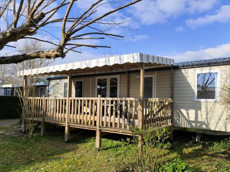 Camping Pas Cher vous présente avec son site Officiel campingpascher.fr, le Camping Tour Opérateur Sur Siblu Mer Et Soleil - FunPass Non Inclus classé 5 étoiles, situé sur la commune de Saint Georges D'oléron dans le département Charente-maritime (Poitou Charentes) en France. Le camping Tour Opérateur Sur Siblu Mer Et Soleil - FunPass Non Inclus vous propose un hébergement de type mobil-home. L'établissement vous propose un autre type d'hébergement. Découvrez tous nos séjours à petits prix dans la commune et aux alentours de Saint Georges D'oléron du département : Charente-maritime (Poitou Charentes). Mer, Piscine couverte, Piscine extérieure, Animations familiales, Club ados, Club enfants, Canoë-kayak, Court de tennis, Golf, Ping-pong, Piscine, Pédalo, Pétanque, Salle de jeux vidéo, Terrain de football, Terrain multisports, Tir à l’arc, Bar, Restaurant, Épicerie,... En savoir plus : cliquez-ICI.