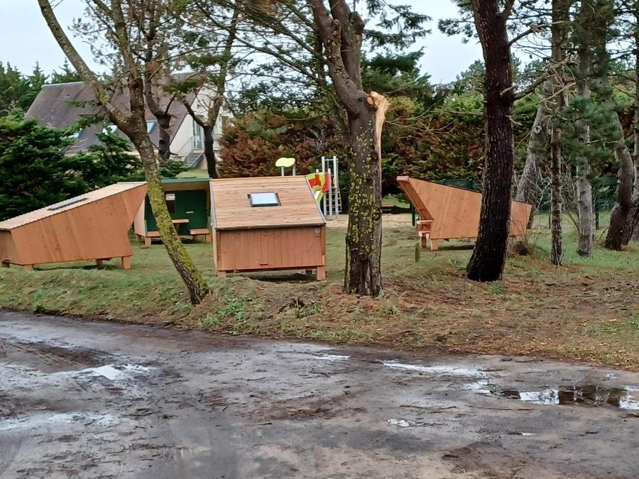 Camping Pas Cher vous présente avec son site Officiel campingpascher.fr, le Camping VVF Les Dunes Créances, situé sur la commune de Creances dans le département Manche (Basse Normandie) en France. Le camping VVF Les Dunes Créances vous propose un hébergement de type chambre pour 2 personnes. L'établissement vous propose 4 autres types d'hébergements. Découvrez tous nos séjours à petits prix dans la commune et aux alentours de Creances du département : Manche (Basse Normandie). Mer, Aire de jeux enfants, Canoë-kayak, Pétanque, Terrain de volley-ball, kiteSurf, Bar, Snack/Bar, Supermarché,... En savoir plus : cliquez-ICI.