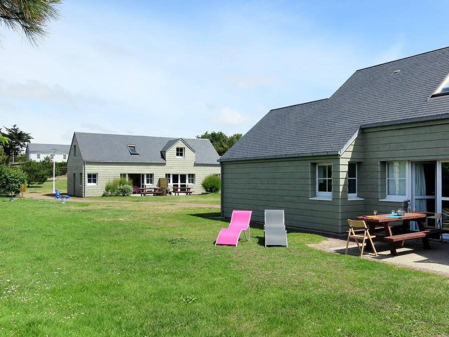 Camping Pas Cher vous présente avec son site Officiel campingpascher.fr, le Camping VVF Les Dunes Créances, situé sur la commune de Creances dans le département Manche (Basse Normandie) en France. Le camping VVF Les Dunes Créances vous propose un hébergement de type maison de campagne. L'établissement vous propose 3 autres types d'hébergements. Découvrez tous nos séjours à petits prix dans la commune et aux alentours de Creances du département : Manche (Basse Normandie). Mer, Aire de jeux enfants, Canoë-kayak, Pétanque, Terrain de volley-ball, kiteSurf, Bar, Snack/Bar, Supermarché,... En savoir plus : cliquez-ICI.