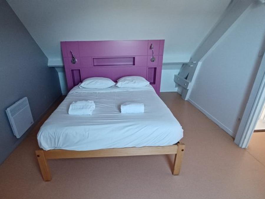 Camping Pas Cher vous présente avec son site Officiel campingpascher.fr, le Camping VVF Les Dunes Créances, situé sur la commune de Creances dans le département Manche (Basse Normandie) en France. Le camping VVF Les Dunes Créances, vous présente un hébergement de type maison de campagne de 90 m² et télévision. Le camping VVF Les Dunes Créances vous propose du lundi 28 septembre au lundi 05 octobre 2026 pour 7 nuits à 308€. Cette location propose 22 dates différentes pour réserver votre séjour. Découvrez également les 5 autres gammes d'hébergements du camping. Mer, Animations familiales, Aire de jeux enfants, Baby-foot, Canoë-kayak, Ping-pong, Pétanque, Terrain de volley-ball, kiteSurf, Bar, Snack/Bar, Supermarché,... En savoir plus : cliquez-ICI.