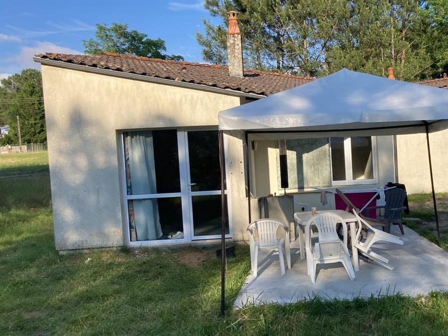 Camping Pas Cher vous présente avec son site Officiel campingpascher.fr, le Camping Domaine Du Lac, situé sur la commune de Montendre dans le département Charente-maritime (Poitou Charentes) en France. Le camping Domaine Du Lac, vous présente un hébergement de type maison et télévision. Le camping Domaine Du Lac vous propose du vendredi 24 juillet au vendredi 31 juillet 2026 pour 7 nuits à 655€. Cette location propose 26 dates différentes pour réserver votre séjour. Découvrez également les 3 autres gammes d'hébergements du camping. Piscine chauffée, Piscine extérieure, Aire de jeux enfants, Golf, Pétanque, Randonnée, Terrain multisports, Restaurant,... En savoir plus : cliquez-ICI.