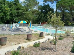 Camping Pas Cher vous présente avec son site Officiel campingpascher.fr, le Camping Domaine Du Lac, situé sur la commune de Montendre dans le département Charente-maritime (Poitou Charentes) en France. Le camping Domaine Du Lac, vous présente un hébergement de type maison et télévision. Le camping Domaine Du Lac vous propose du vendredi 28 août au vendredi 04 septembre 2026 pour 7 nuits à 301€. Cette location propose 126 dates différentes pour réserver votre séjour. Découvrez également les 3 autres gammes d'hébergements du camping. Piscine chauffée, Piscine extérieure, Aire de jeux enfants, Golf, Pétanque, Randonnée, Terrain multisports, Restaurant,... En savoir plus : cliquez-ICI.