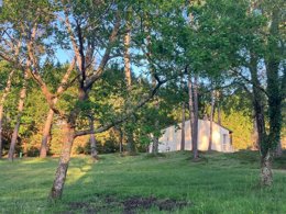 Camping Pas Cher vous présente avec son site Officiel campingpascher.fr, le Camping Domaine Du Lac, situé sur la commune de Montendre dans le département Charente-maritime (Poitou Charentes) en France. Le camping Domaine Du Lac, vous présente un hébergement de type maison et télévision. Le camping Domaine Du Lac vous propose du vendredi 03 avril au vendredi 10 avril 2026 pour 7 nuits à 305€. Cette location propose 105 dates différentes pour réserver votre séjour. Découvrez également les 2 autres gammes d'hébergements du camping. Piscine chauffée, Piscine extérieure, Aire de jeux enfants, Golf, Pétanque, Randonnée, Terrain multisports, Restaurant,... En savoir plus : cliquez-ICI.