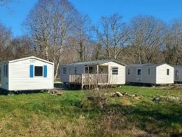 Camping Pas Cher vous présente avec son site Officiel campingpascher.fr, le Camping Domaine Du Lac, situé sur la commune de Montendre dans le département Charente-maritime (Poitou Charentes) en France. Le camping Domaine Du Lac, vous présente un hébergement de type maison de 50 m² et télévision. Le camping Domaine Du Lac vous propose du mercredi 01 avril au mercredi 08 avril 2026 pour 7 nuits à 385€. Cette location propose 106 dates différentes pour réserver votre séjour. Découvrez également les 2 autres gammes d'hébergements du camping. Piscine chauffée, Piscine extérieure, Aire de jeux enfants, Golf, Pétanque, Randonnée, Terrain multisports, Restaurant,... En savoir plus : cliquez-ICI.