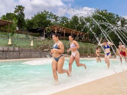 Camping Pas Cher vous présente avec son site Officiel campingpascher.fr, le Camping Hu Firenze Certosa Camping classé 3 étoiles, situé sur la commune de Bottai In Impruneta dans le département Florence (Toscane) en Italie. Le camping Hu Firenze Certosa Camping vous propose un hébergement de type chalet de 34 m² pour 1 personne avec climatisation. Cet hébergement propose plus de 262 dates différentes pour réserver ! Pour dévouvrir la période la moins chère, consultez la rubrique 'Tarifs' et sélectionnez votre mois de départ. L'établissement vous propose 6 autres types d'hébergements. Découvrez tous nos séjours à petits prix dans la commune et aux alentours de Bottai In Impruneta du département : Florence (Toscane). Piscine extérieure, Aire de jeux enfants, Randonnée, Bar, Restaurant, Épicerie,... En savoir plus : cliquez-ICI.