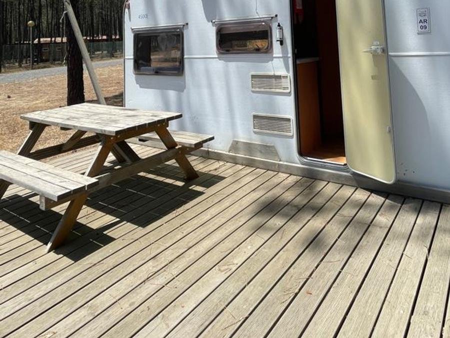 Camping Pas Cher vous présente avec son site Officiel campingpascher.fr, le Camping Por El Parque De Campismo São Miguel classé 3 étoiles, situé sur la commune de Odemira dans le département Alentejo (Alentejo) au Portugal. Le camping Por El Parque De Campismo São Miguel, vous présente un hébergement de type caravane de 16 m². Le camping Por El Parque De Campismo São Miguel vous propose du vendredi 11 septembre au vendredi 18 septembre 2026 pour 7 nuits à 363€. Cette location propose 87 dates différentes pour réserver votre séjour. Découvrez également les 7 autres gammes d'hébergements du camping. Piscine extérieure, Terrain multisports, Bar, Restaurant, Épicerie,... En savoir plus : cliquez-ICI.