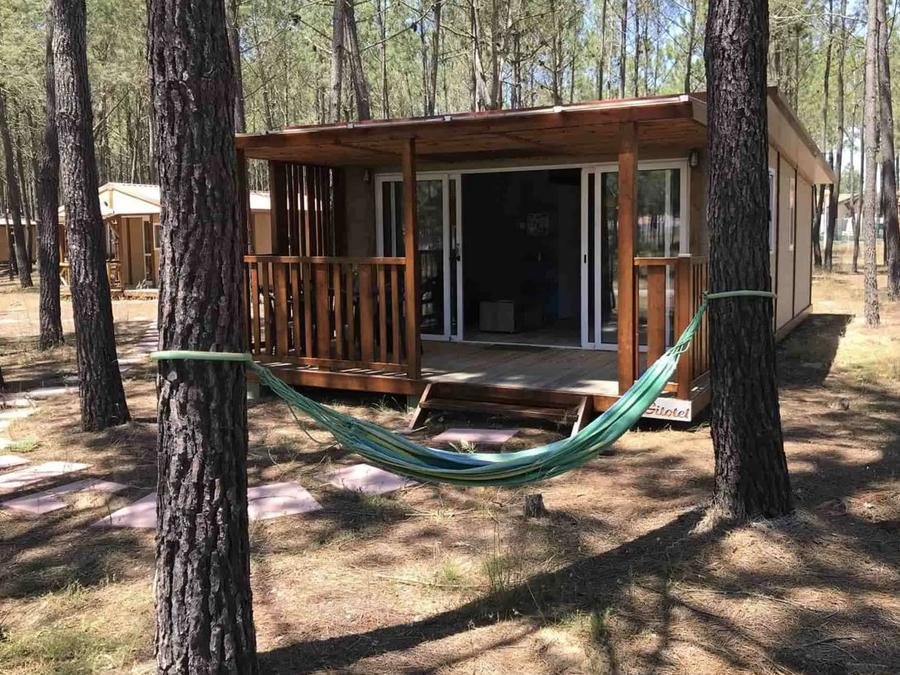 Camping Pas Cher vous présente avec son site Officiel campingpascher.fr, le Camping Por El Parque De Campismo São Miguel classé 3 étoiles, situé sur la commune de Odemira dans le département Alentejo (Alentejo) au Portugal. Le camping Por El Parque De Campismo São Miguel vous propose un hébergement de type bungalow de 40 m². L'établissement vous propose 7 autres types d'hébergements. Découvrez tous nos séjours à petits prix dans la commune et aux alentours de Odemira du département : Alentejo (Alentejo). Piscine extérieure, Terrain multisports, Bar, Restaurant, Épicerie,... En savoir plus : cliquez-ICI.
