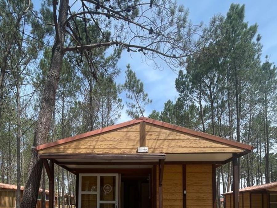 Camping Pas Cher vous présente avec son site Officiel campingpascher.fr, le Camping Por El Parque De Campismo São Miguel classé 3 étoiles, situé sur la commune de Odemira dans le département Alentejo (Alentejo) au Portugal. Le camping Por El Parque De Campismo São Miguel vous propose un hébergement de type bungalow de 32 m² pour 1 personne. L'établissement vous propose 7 autres types d'hébergements. Découvrez tous nos séjours à petits prix dans la commune et aux alentours de Odemira du département : Alentejo (Alentejo). Piscine extérieure, Terrain multisports, Bar, Restaurant, Épicerie,... En savoir plus : cliquez-ICI.