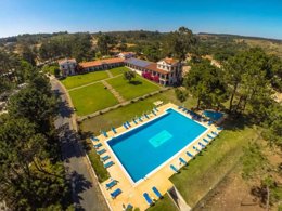 Camping Pas Cher vous présente avec son site Officiel campingpascher.fr, le Camping Por El Parque De Campismo São Miguel classé 3 étoiles, situé sur la commune de Odemira dans le département Alentejo (Alentejo) au Portugal. Le camping Por El Parque De Campismo São Miguel, vous présente un hébergement de type caravane de 16 m². Le camping Por El Parque De Campismo São Miguel vous propose du vendredi 26 juin au vendredi 03 juillet 2026 pour 7 nuits à 440€. Cette location propose 152 dates différentes pour réserver votre séjour. Découvrez également les 7 autres gammes d'hébergements du camping. Piscine extérieure, Terrain multisports, Bar, Restaurant, Épicerie,... En savoir plus : cliquez-ICI.