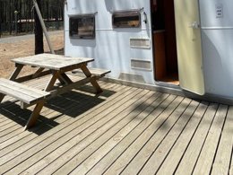 Camping Pas Cher vous présente avec son site Officiel campingpascher.fr, le Camping Por El Parque De Campismo São Miguel classé 3 étoiles, situé sur la commune de Odemira dans le département Alentejo (Alentejo) au Portugal. Le camping Por El Parque De Campismo São Miguel, vous présente un hébergement de type caravane de 16 m². Le camping Por El Parque De Campismo São Miguel vous propose du vendredi 26 juin au vendredi 03 juillet 2026 pour 7 nuits à 440€. Cette location propose 152 dates différentes pour réserver votre séjour. Découvrez également les 7 autres gammes d'hébergements du camping. Piscine extérieure, Terrain multisports, Bar, Restaurant, Épicerie,... En savoir plus : cliquez-ICI.