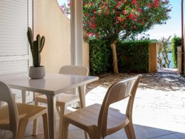 Camping Pas Cher vous présente avec son site Officiel campingpascher.fr, la Résidence Les Bulles De Mer Pierre & Vacances classé 4 étoiles, située sur la commune de Saint Cyprien dans le département Pyrénées-orientales (Languedoc Roussillon) en France. La résidence Les Bulles De Mer Pierre & Vacances, vous présente un hébergement de type appartement de 26 m² avec climatisation et télévision. La résidence Les Bulles De Mer Pierre & Vacances vous propose du sam. 26 septembre au sam. 03 octobre 2026 pour 7 nuits à 651€. Cette location propose 106 dates différentes pour réserver votre séjour. Découvrez également les 3 autres gammes d'hébergements de la résidence. Mer, Piscine extérieure, Location de bateaux, Salle de fitness, Sports nautiques, Bar, Restaurant,... En savoir plus : cliquez-ICI.