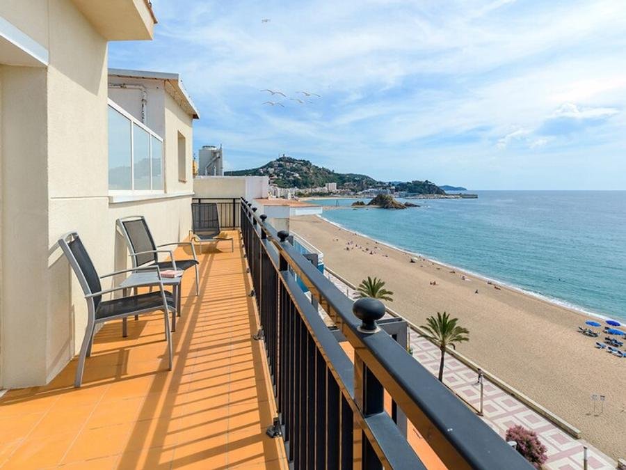 Camping Pas Cher vous présente avec son site Officiel campingpascher.fr, le Établissement Pierre & Vacances Hotel Horitzó classé 4 étoiles, situé sur la commune de Blanes dans le département Gérone (Catalogne) en Espagne. L'établissement Pierre & Vacances Hotel Horitzó, vous présente un hébergement de type chambre de 22 m² avec climatisation et télévision. L'établissement Pierre & Vacances Hotel Horitzó vous propose du dimanche 01 novembre au dimanche 08 novembre 2026 pour 7 nuits à 778€. Cette location propose 63 dates différentes pour réserver votre séjour. Découvrez également les 6 autres gammes d'hébergements du hôtel. Salle de fitness, Bar,... En savoir plus : cliquez-ICI.