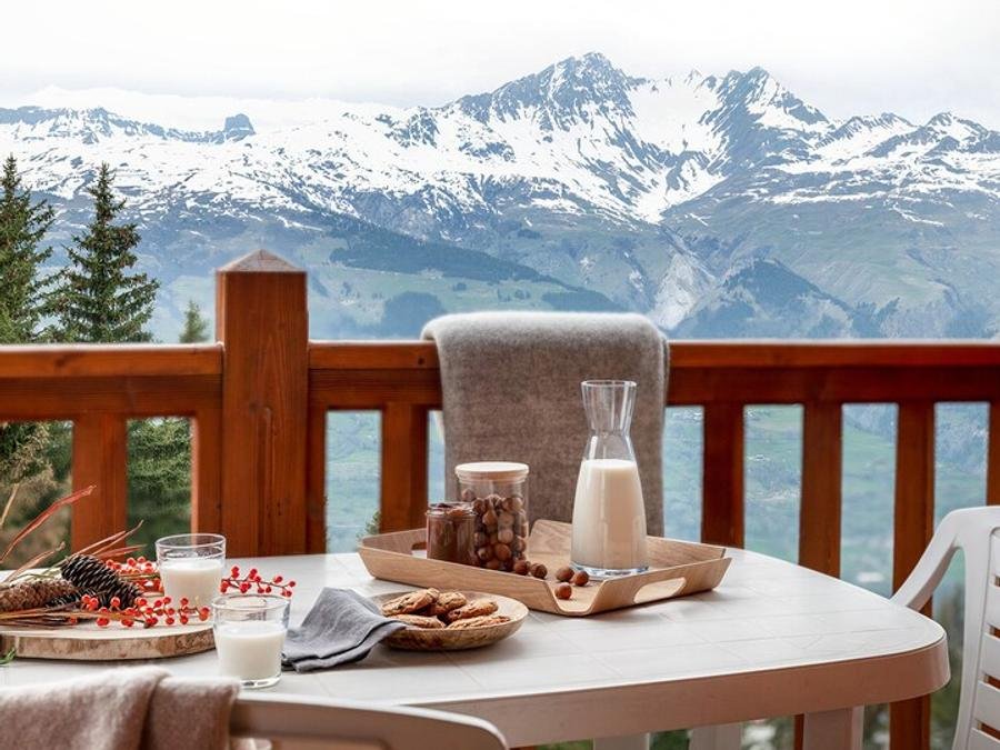 Camping Pas Cher vous présente avec son site Officiel campingpascher.fr, la Résidence Pierre & Vacances Premium Le Roselend classé 4 étoiles, située sur la commune de Bourg St Maurice dans le département Savoie (Rhône Alpes) en France. La résidence Pierre & Vacances Premium Le Roselend, vous présente un hébergement de type appartement de 50 m² et télévision. La résidence Pierre & Vacances Premium Le Roselend vous propose du dimanche 23 août au dimanche 30 août 2026 pour 7 nuits à 1028€. Cette location propose 14 dates différentes pour réserver votre séjour. Découvrez également les 6 autres gammes d'hébergements de la résidence. Piscine chauffée, Piscine couverte, Canyoning, Centre équestre, Court de tennis, Escalade, Randonnée, Épicerie,... En savoir plus : cliquez-ICI.