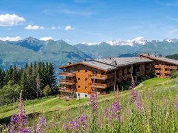 Camping Pas Cher vous présente avec son site Officiel campingpascher.fr, la Résidence Pierre & Vacances Premium Le Roselend classé 4 étoiles, située sur la commune de Bourg St Maurice dans le département Savoie (Rhône Alpes) en France. La résidence Pierre & Vacances Premium Le Roselend, vous présente un hébergement de type appartement de 24 m² et télévision. La résidence Pierre & Vacances Premium Le Roselend vous propose du dimanche 23 août au dimanche 30 août 2026 pour 7 nuits à 656€. Cette location propose 24 dates différentes pour réserver votre séjour. Découvrez également les 6 autres gammes d'hébergements de la résidence. Piscine chauffée, Piscine couverte, Canyoning, Centre équestre, Court de tennis, Escalade, Randonnée, Épicerie,... En savoir plus : cliquez-ICI.