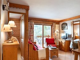 Camping Pas Cher vous présente avec son site Officiel campingpascher.fr, la Résidence Pierre & Vacances Premium Le Roselend classé 4 étoiles, située sur la commune de Bourg St Maurice dans le département Savoie (Rhône Alpes) en France. La résidence Pierre & Vacances Premium Le Roselend, vous présente un hébergement de type appartement de 50 m² et télévision. La résidence Pierre & Vacances Premium Le Roselend vous propose du dimanche 23 août au dimanche 30 août 2026 pour 7 nuits à 1095€. Cette location propose 9 dates différentes pour réserver votre séjour. Découvrez également les 6 autres gammes d'hébergements de la résidence. Piscine chauffée, Piscine couverte, Canyoning, Centre équestre, Court de tennis, Escalade, Randonnée, Épicerie,... En savoir plus : cliquez-ICI.