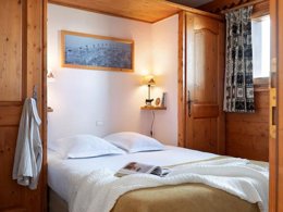 Camping Pas Cher vous présente avec son site Officiel campingpascher.fr, la Résidence Pierre & Vacances Premium Le Roselend classé 4 étoiles, située sur la commune de Bourg St Maurice dans le département Savoie (Rhône Alpes) en France. La résidence Pierre & Vacances Premium Le Roselend, vous présente un hébergement de type appartement de 50 m² et télévision. La résidence Pierre & Vacances Premium Le Roselend vous propose du dimanche 23 août au dimanche 30 août 2026, en promotion à -10% pour 7 nuits à 757,80 € au lieu de 842,0 € soit une Économie de 84,20 €. Cette location propose 41 dates différentes pour réserver votre séjour. Découvrez également les 6 autres gammes d'hébergements de la résidence. Piscine chauffée, Piscine couverte, Canyoning, Centre équestre, Court de tennis, Escalade, Randonnée, Épicerie,... En savoir plus : cliquez-ICI.