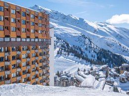 Camping Pas Cher vous présente avec son site Officiel campingpascher.fr, la Résidence Pierre & Vacances Capella classé 4 étoiles, située sur la commune de Avoriaz dans le département Haute-savoie (Rhône Alpes) en France. La résidence Pierre & Vacances Capella, vous présente un hébergement de type appartement. La résidence Pierre & Vacances Capella vous propose du dimanche 11 avril au dimanche 18 avril 2027 pour 7 nuits à 1001€. Cette location propose 7 dates différentes pour réserver votre séjour. Découvrez également les 1 autres gammes d'hébergements de la résidence. Piscine chauffée, Piscine couverte, Bar, Café, Restaurant, Épicerie,... En savoir plus : cliquez-ICI.