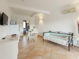 Camping Pas Cher vous présente avec son site Officiel campingpascher.fr, la Résidence Pierre & Vacances Vignola Mare classé 3 étoiles, située sur la commune de Aglientu dans le département Olbia-tempio (Sardaigne) en Italie. La résidence Pierre & Vacances Vignola Mare, vous présente un hébergement de type appartement de 38 m² avec climatisation et télévision. La résidence Pierre & Vacances Vignola Mare vous propose du vendredi 09 octobre au vendredi 16 octobre 2026 pour 7 nuits à 364€. Cette location propose 161 dates différentes pour réserver votre séjour. Découvrez également les 4 autres gammes d'hébergements de la résidence. Piscine extérieure, Location de bateaux, Sports nautiques, Épicerie,... En savoir plus : cliquez-ICI.