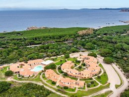 Camping Pas Cher vous présente avec son site Officiel campingpascher.fr, la Résidence Pierre & Vacances Vignola Mare classé 3 étoiles, située sur la commune de Aglientu dans le département Olbia-tempio (Sardaigne) en Italie. La résidence Pierre & Vacances Vignola Mare, vous présente un hébergement de type studio de 27 m² avec climatisation et télévision. La résidence Pierre & Vacances Vignola Mare vous propose du vendredi 09 octobre au vendredi 16 octobre 2026 pour 7 nuits à 280€. Cette location propose 164 dates différentes pour réserver votre séjour. Découvrez également les 4 autres gammes d'hébergements de la résidence. Piscine extérieure, Location de bateaux, Sports nautiques, Épicerie,... En savoir plus : cliquez-ICI.
