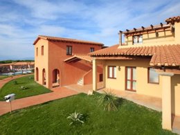 Camping Pas Cher vous présente avec son site Officiel campingpascher.fr, la Résidence Pierre & Vacances Vignola Mare classé 3 étoiles, située sur la commune de Aglientu dans le département Olbia-tempio (Sardaigne) en Italie. La résidence Pierre & Vacances Vignola Mare, vous présente un hébergement de type studio de 30 m² avec climatisation et télévision. La résidence Pierre & Vacances Vignola Mare vous propose du vendredi 09 octobre au vendredi 16 octobre 2026 pour 7 nuits à 301€. Cette location propose 183 dates différentes pour réserver votre séjour. Découvrez également les 4 autres gammes d'hébergements de la résidence. Piscine extérieure, Location de bateaux, Sports nautiques, Épicerie,... En savoir plus : cliquez-ICI.