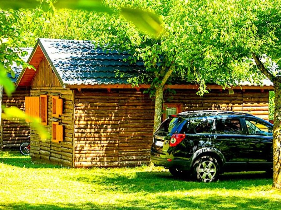 Camping Pas Cher vous présente avec son site Officiel campingpascher.fr, le Camping Bedura Park, Camping Temático De La Naturaleza Y Bungalows classé 3 étoiles, situé sur la commune de Lleida dans le département Lleida (Catalogne) en Espagne. Le camping Bedura Park, Camping Temático De La Naturaleza Y Bungalows, vous présente un hébergement de type bungalow pour 1 personne. Le camping Bedura Park, Camping Temático De La Naturaleza Y Bungalows vous propose du dimanche 06 septembre au dimanche 13 septembre 2026 pour 7 nuits à 923€. Cette location propose 21 dates différentes pour réserver votre séjour. Découvrez également les 3 autres gammes d'hébergements du camping. Piscine extérieure, Aire de jeux enfants, Ping-pong, Terrain de basketball, Terrain de football, Restaurant,... En savoir plus : cliquez-ICI.