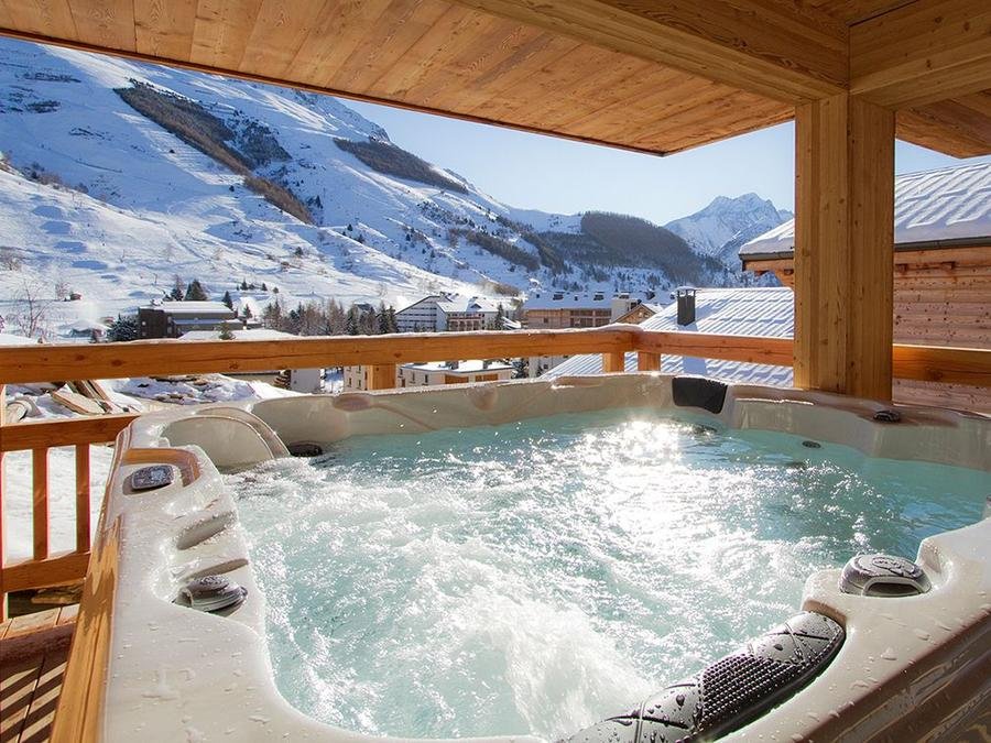 Camping Pas Cher vous présente avec son site Officiel campingpascher.fr, la Résidence Chalet Odalys L'Hermine, située sur la commune de Les 2 Alpes dans le département Isère (Rhône Alpes) en France. La résidence Chalet Odalys L'Hermine vous propose un hébergement de type chalet. L'établissement vous propose un autre type d'hébergement. Découvrez tous nos séjours à petits prix dans la commune et aux alentours de Les 2 Alpes du département : Isère (Rhône Alpes). Restaurant, Épicerie,... En savoir plus : cliquez-ICI.