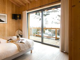 Camping Pas Cher vous présente avec son site Officiel campingpascher.fr, la Résidence Chalet Odalys L'Hermine, située sur la commune de Les 2 Alpes dans le département Isère (Rhône Alpes) en France. La résidence Chalet Odalys L'Hermine vous propose un hébergement de type chalet. L'établissement vous propose un autre type d'hébergement. Découvrez tous nos séjours à petits prix dans la commune et aux alentours de Les 2 Alpes du département : Isère (Rhône Alpes). Restaurant, Épicerie,... En savoir plus : cliquez-ICI.