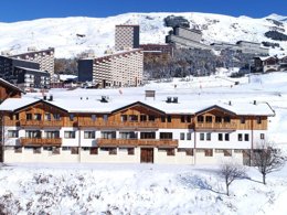 Camping Pas Cher vous présente avec son site Officiel campingpascher.fr, la Résidence Chalet Odalys D'Alice, située sur la commune de Les Menuires dans le département Savoie (Rhône Alpes) en France. La résidence Chalet Odalys D'Alice, vous présente un hébergement de type chalet. La résidence Chalet Odalys D'Alice vous propose du sam. 13 juin au sam. 20 juin 2026 pour 7 nuits à 1200€. Cette location propose 3 dates différentes pour réserver votre séjour. Découvrez également les 1 autres gammes d'hébergements de la résidence. Randonnée, Bar,... En savoir plus : cliquez-ICI.