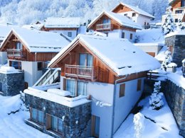 Camping Pas Cher vous présente avec son site Officiel campingpascher.fr, la Résidence Chalet Odalys Le Mas Des Neiges, située sur la commune de Valloire dans le département Savoie (Rhône Alpes) en France. La résidence Chalet Odalys Le Mas Des Neiges vous propose un hébergement de type chalet. L'établissement vous propose un autre type d'hébergement. Découvrez tous nos séjours à petits prix dans la commune et aux alentours de Valloire du département : Savoie (Rhône Alpes). Restaurant, Épicerie,... En savoir plus : cliquez-ICI.