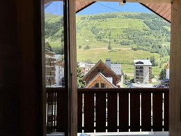 Camping Pas Cher vous présente avec son site Officiel campingpascher.fr, la Résidence Chalet Odalys Erika, située sur la commune de Les 2 Alpes dans le département Isère (Rhône Alpes) en France. La résidence Chalet Odalys Erika vous propose un hébergement de type chalet. L'établissement vous propose un autre type d'hébergement. Découvrez tous nos séjours à petits prix dans la commune et aux alentours de Les 2 Alpes du département : Isère (Rhône Alpes). Piscine couverte, Centre équestre, Court de tennis, Escalade, Rafting, Randonnée, Terrain de beach-volley, Tir à l’arc, Trampoline,... En savoir plus : cliquez-ICI.