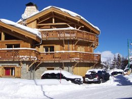 Camping Pas Cher vous présente avec son site Officiel campingpascher.fr, la Résidence Chalet Odalys Levanna Orientale, située sur la commune de Les 2 Alpes dans le département Isère (Rhône Alpes) en France. La résidence Chalet Odalys Levanna Orientale, vous présente un hébergement de type chalet. La résidence Chalet Odalys Levanna Orientale vous propose du sam. 13 juin au sam. 20 juin 2026, en promotion à -15% pour 7 nuits à 1300,50 € au lieu de 1530,0 € soit une Économie de 229,50 €. Cette location propose 1 dates différentes pour réserver votre séjour. Découvrez également les 1 autres gammes d'hébergements de la résidence. Restaurant, Épicerie,... En savoir plus : cliquez-ICI.