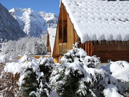 Camping Pas Cher vous présente avec son site Officiel campingpascher.fr, la Résidence Chalet Odalys Le Pleynet, située sur la commune de Venosc dans le département Isère (Rhône Alpes) en France. La résidence Chalet Odalys Le Pleynet vous propose un hébergement de type chalet. L'établissement vous propose un autre type d'hébergement. Découvrez tous nos séjours à petits prix dans la commune et aux alentours de Venosc du département : Isère (Rhône Alpes). Canoë-kayak, Centre équestre, Rafting, Randonnée,... En savoir plus : cliquez-ICI.
