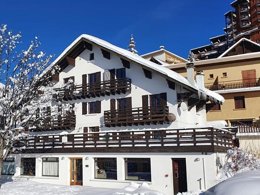 Camping Pas Cher vous présente avec son site Officiel campingpascher.fr, la Résidence Chalet Odalys Vieux Logis, située sur la commune de L'alpe D'huez dans le département Isère (Rhône Alpes) en France. La résidence Chalet Odalys Vieux Logis vous propose un hébergement de type chalet. L'établissement vous propose un autre type d'hébergement. Découvrez tous nos séjours à petits prix dans la commune et aux alentours de L'alpe D'huez du département : Isère (Rhône Alpes). Baby-foot,... En savoir plus : cliquez-ICI.