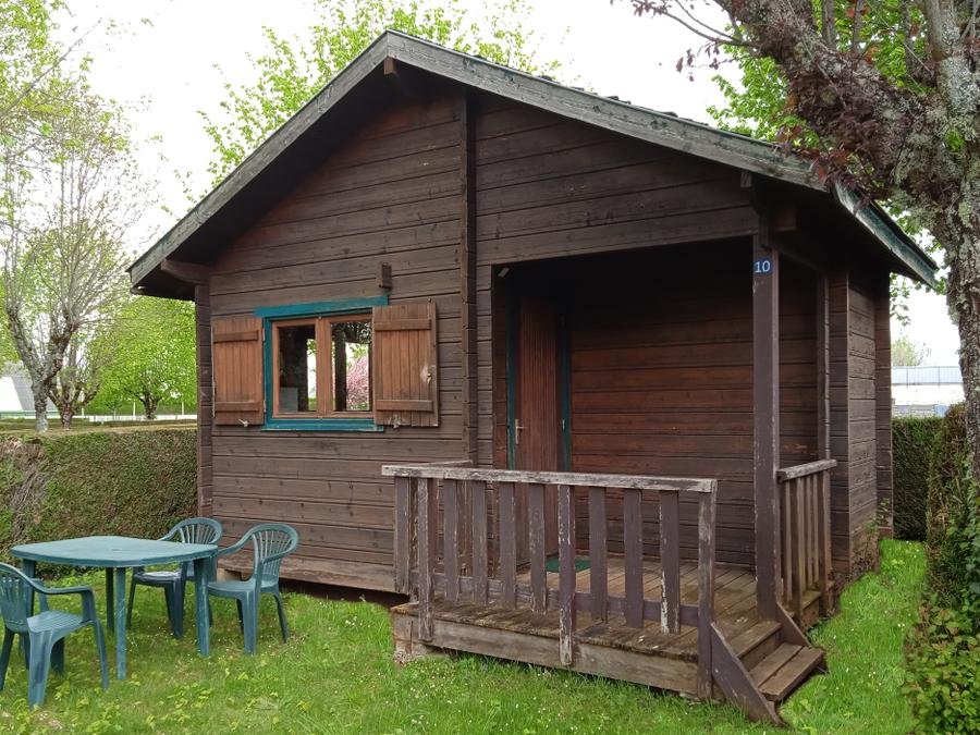 Camping Pas Cher vous présente avec son site Officiel campingpascher.fr, le Camping L'Échapée Verte classé 3 étoiles, situé sur la commune de Pleaux dans le département Cantal (Auvergne) en France. Le camping L'Échapée Verte, vous présente un hébergement de type chalet de 20 m² et télévision. Le camping L'Échapée Verte vous propose du lundi 28 septembre au lundi 05 octobre 2026 pour 7 nuits à 192€. Cette location propose 89 dates différentes pour réserver votre séjour. Découvrez également les 8 autres gammes d'hébergements du camping. Piscine chauffée, Piscine extérieure, Animation enfants, Animations familiales, Aire de jeux enfants, Baby-foot, Court de tennis, Ping-pong, Pétanque, Terrain de football, Épicerie,... En savoir plus : cliquez-ICI.