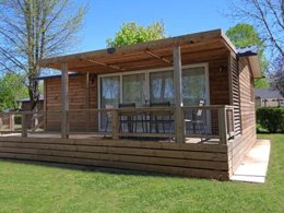 Camping Pas Cher vous présente avec son site Officiel campingpascher.fr, le Camping L'Échapée Verte classé 3 étoiles, situé sur la commune de Pleaux dans le département Cantal (Auvergne) en France. Le camping L'Échapée Verte vous propose un hébergement de type chalet de 35 m² pour 7 personnes (télévision). L'établissement vous propose 7 autres types d'hébergements. Découvrez tous nos séjours à petits prix dans la commune et aux alentours de Pleaux du département : Cantal (Auvergne). Piscine chauffée, Piscine extérieure, Animation enfants, Animations familiales, Aire de jeux enfants, Baby-foot, Court de tennis, Ping-pong, Pétanque, Terrain de football, Épicerie,... En savoir plus : cliquez-ICI.