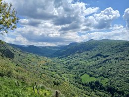 Camping Pas Cher vous présente avec son site Officiel campingpascher.fr, le Camping L'Échapée Verte classé 3 étoiles, situé sur la commune de Pleaux dans le département Cantal (Auvergne) en France. Le camping L'Échapée Verte, vous présente un hébergement de type chalet de 35 m². Le camping L'Échapée Verte vous propose du sam. 04 avril au sam. 11 avril 2026 pour 7 nuits à 300€. Cette location propose 147 dates différentes pour réserver votre séjour. Découvrez également les 8 autres gammes d'hébergements du camping. Piscine chauffée, Piscine extérieure, Animation enfants, Animations familiales, Aire de jeux enfants, Baby-foot, Court de tennis, Ping-pong, Pétanque, Terrain de football, Épicerie,... En savoir plus : cliquez-ICI.