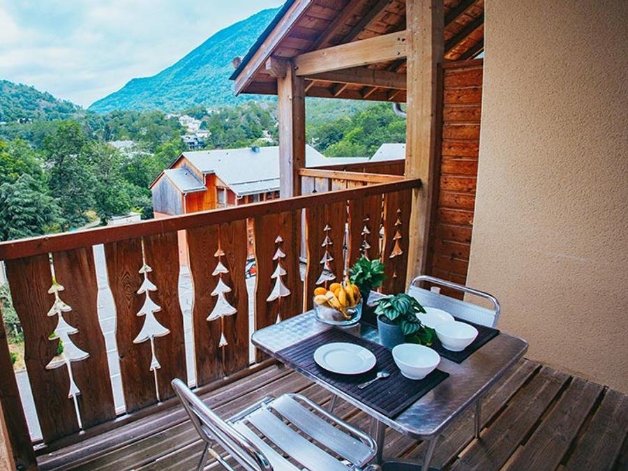 Camping Pas Cher vous présente avec son site Officiel campingpascher.fr, la Résidence Domaine De La Vallée D'Ax - Vacancéole classé 3 étoiles, située sur la commune de Ax Les Thermes dans le département Ariège (Midi Pyrénées) en France. La résidence Domaine De La Vallée D'Ax - Vacancéole, vous présente un hébergement de type studio de 20 m² et télévision. La résidence Domaine De La Vallée D'Ax - Vacancéole vous proposeun séjour PAS CHER avec une REMISEdu sam. 24 octobre au sam. 31 octobre 2026, en promotion à -30% pour 7 nuits à 247,10 € au lieu de 353,0 € soit une Économie de 105,90 €. Cette location propose 142 dates différentes pour réserver votre séjour. Découvrez également les 7 autres gammes d'hébergements de la résidence. Piscine extérieure, Cyclisme, Randonnée,... En savoir plus : cliquez-ICI.