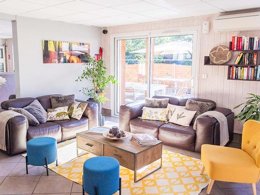 Camping Pas Cher vous présente avec son site Officiel campingpascher.fr, la Résidence Domaine De La Vallée D'Ax - Vacancéole classé 3 étoiles, située sur la commune de Ax Les Thermes dans le département Ariège (Midi Pyrénées) en France. La résidence Domaine De La Vallée D'Ax - Vacancéole, vous présente un hébergement de type appartement de 34 m² pour 1 personne et télévision. La résidence Domaine De La Vallée D'Ax - Vacancéole vous propose du sam. 24 octobre au sam. 31 octobre 2026, en promotion à -29% pour 7 nuits à 600,10 € au lieu de 850,6 € soit une Économie de 250,50 €. Cette location propose 222 dates différentes pour réserver votre séjour. Découvrez également les 7 autres gammes d'hébergements de la résidence. Piscine extérieure, Cyclisme, Randonnée,... En savoir plus : cliquez-ICI.